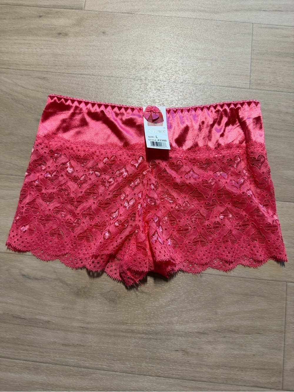 NWT Vintage Y2K Deadstock Heart Lace Satin Booty Shorts Size S/M
